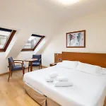 Longoria Plaza By Pandora